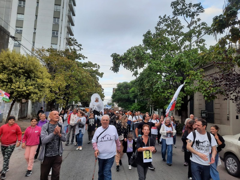 Agrupaciones y vecinos marcharon a 49 aos del golpe genocida
